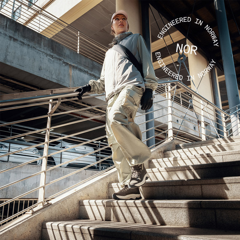 Dame går i trapp med Kikut Lite fra Gaitline på beina med Engineered in Norway stempel på siden